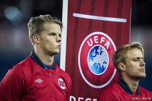 Fan hâm mộ Bayern giơ biểu ngữ: Sao không dùng Dericht khi Tuchel tan học và Frick trở lại?